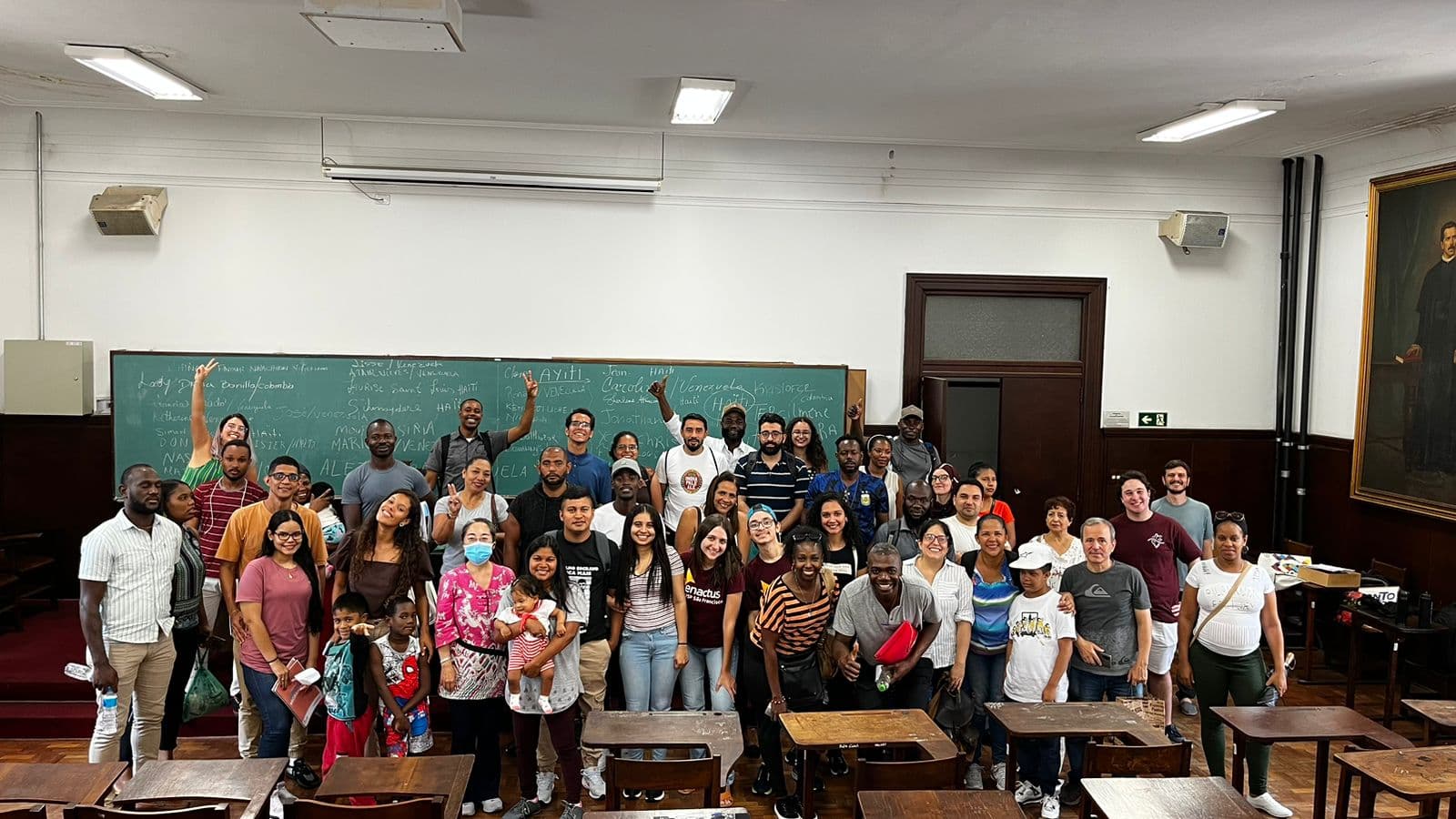 Turma reunida em uma sala de aula da Faculdade de Direito da USP, com nomes e países dos participantes escritos no quadro
